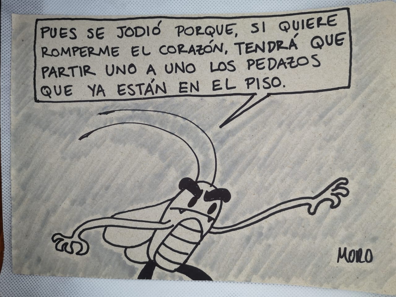 Dibujo artesanal Cucaracho by Moro, pedazos de corazón en el piso.